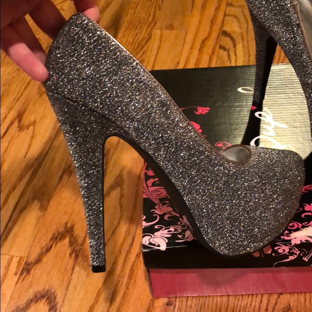 Pumps - Picture 2 of 3